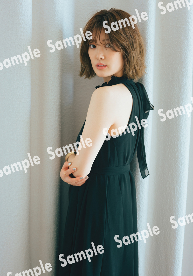 乃木坂46樋口日奈1st写真集特典ポスターよりラグジュアリーな雰囲気のブラックドレスで新たな大人ちま