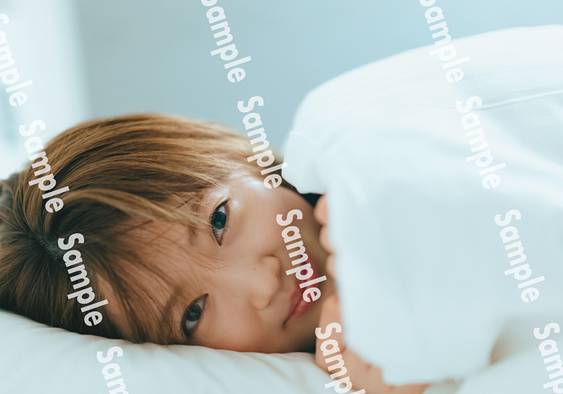乃木坂46樋口日奈1st写真集特典ポスターより目を開けたらすぐ横にいる、寝起きちま