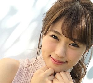 NMB48渋谷凪咲、スイカを包み込んでニッコリ…“スイカガール”姿に「カワエエ」「スイカになりたい」の声