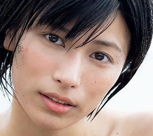 イケメン女優・春川芽生、身長169cmの抜群のスタイルで魅了