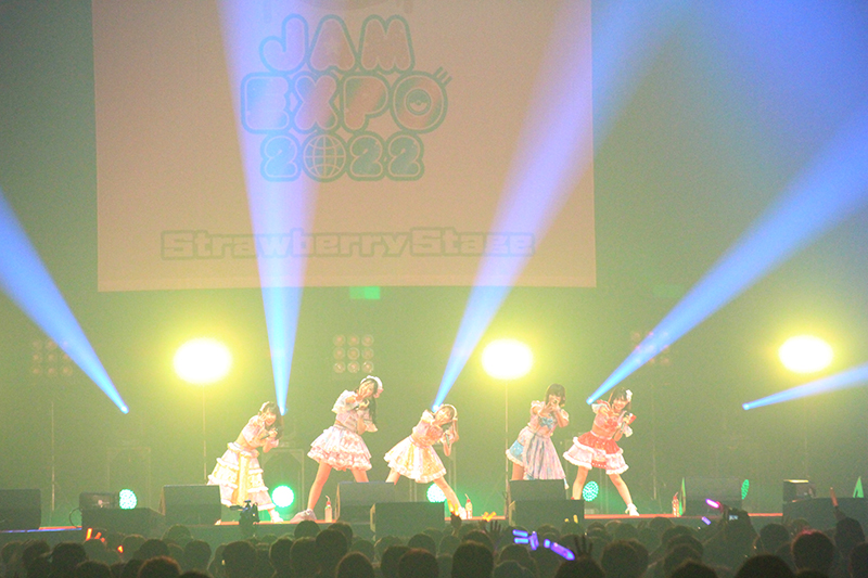 「＠JAM EXPO2022」のストロベリーステージに出演した“お祭り系アイドルユニット”FES☆TIVE