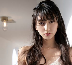グラビアアイドル桑田彩、色白スレンダースタイルを披露