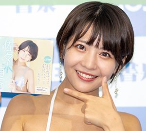 グラビアアイドル佐々木萌香、初めてのトレカ発売！生キスカードは「400枚…疲れました(笑)」
