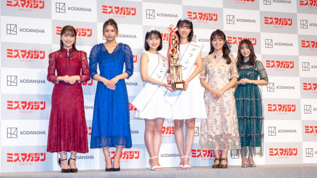 「ミスマガジン2022グランプリ」を受賞した咲田ゆな(左)と瑚々(右)、歴代グランプリ受賞者たち