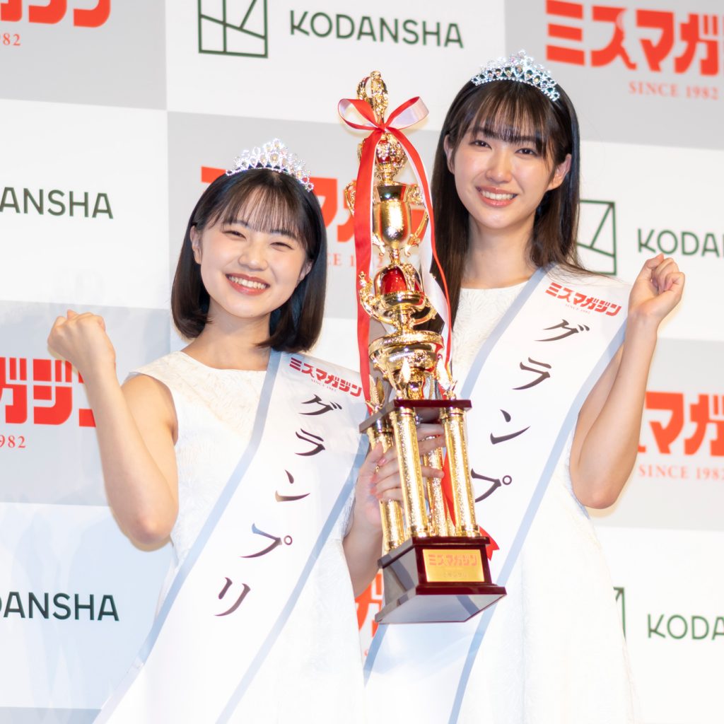 「ミスマガジン2022グランプリ」を受賞した咲田ゆな(左)と瑚々(右)