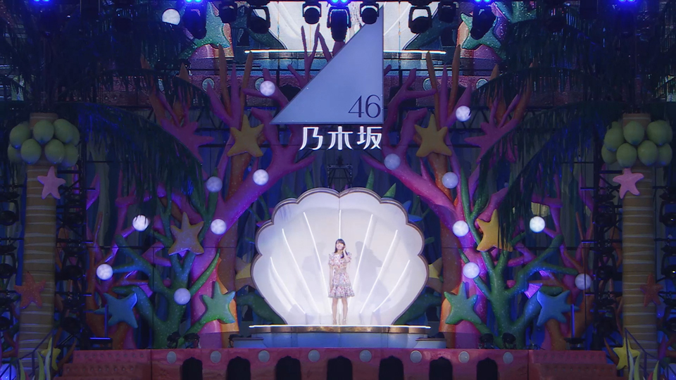 乃木坂46 31stシングル「ここにはないもの」特典映像“予告編”より貝殻からせり上がって登場した賀喜遥香