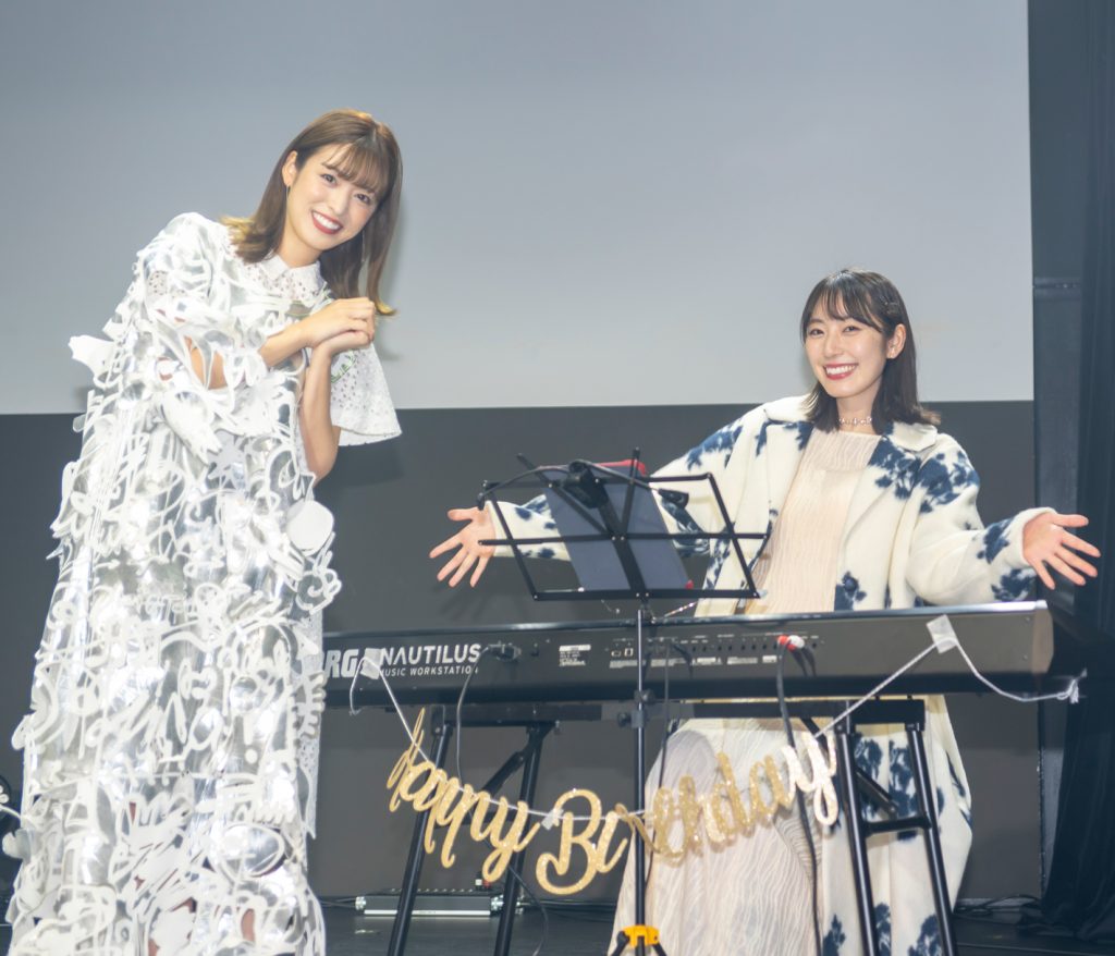 コラボ曲「White Story」リリース記念イベントに出席した長谷川愛と松井咲子