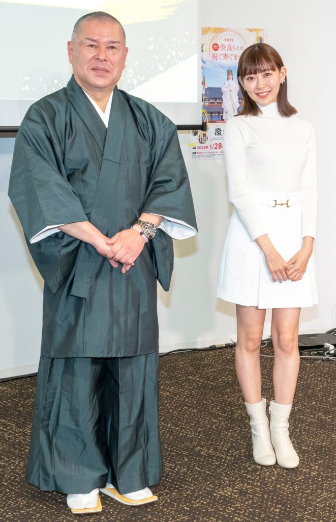 「大立山まつり」PRイベントに出席した渡辺美優紀、石川重元住職