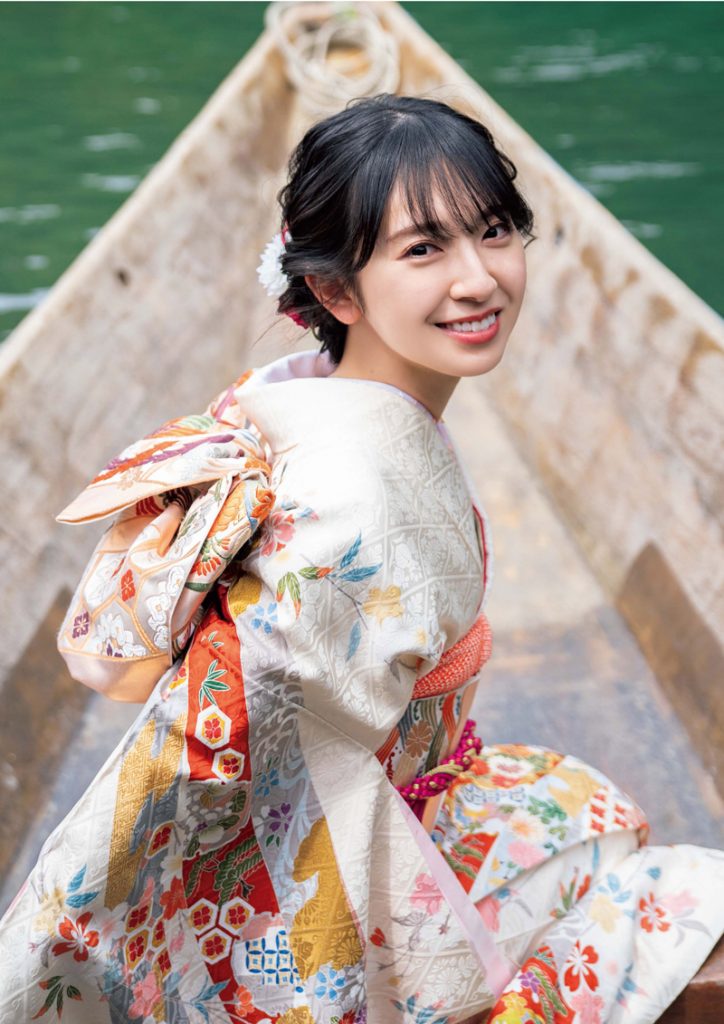 京都・嵐山の屋形船を楽しむ日向坂46・金村美玖