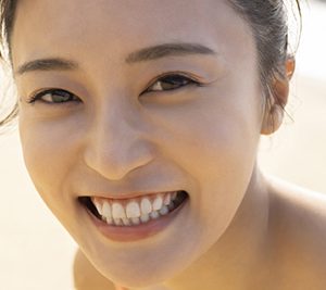小島瑠璃子、はじける笑顔と抜群のスタイルを収めた“アナザーエディション”配信