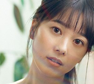 人気声優・小坂井祐莉絵「週プレ」で初水着姿を披露