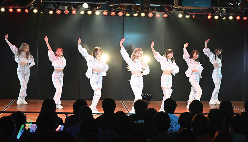 2月14日の「僕の太陽」公演では、AKB48劇場にファンの大きな声援が響き渡った(写真は2022年12月に行なわれた「AKB48 17周年特別記念公演」から)