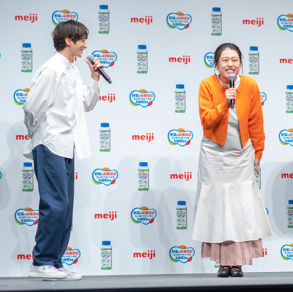 「明治吸収サポート 野菜と一緒にのむヨーグルト」新商品発表会に出席した小関裕太、横澤夏子
