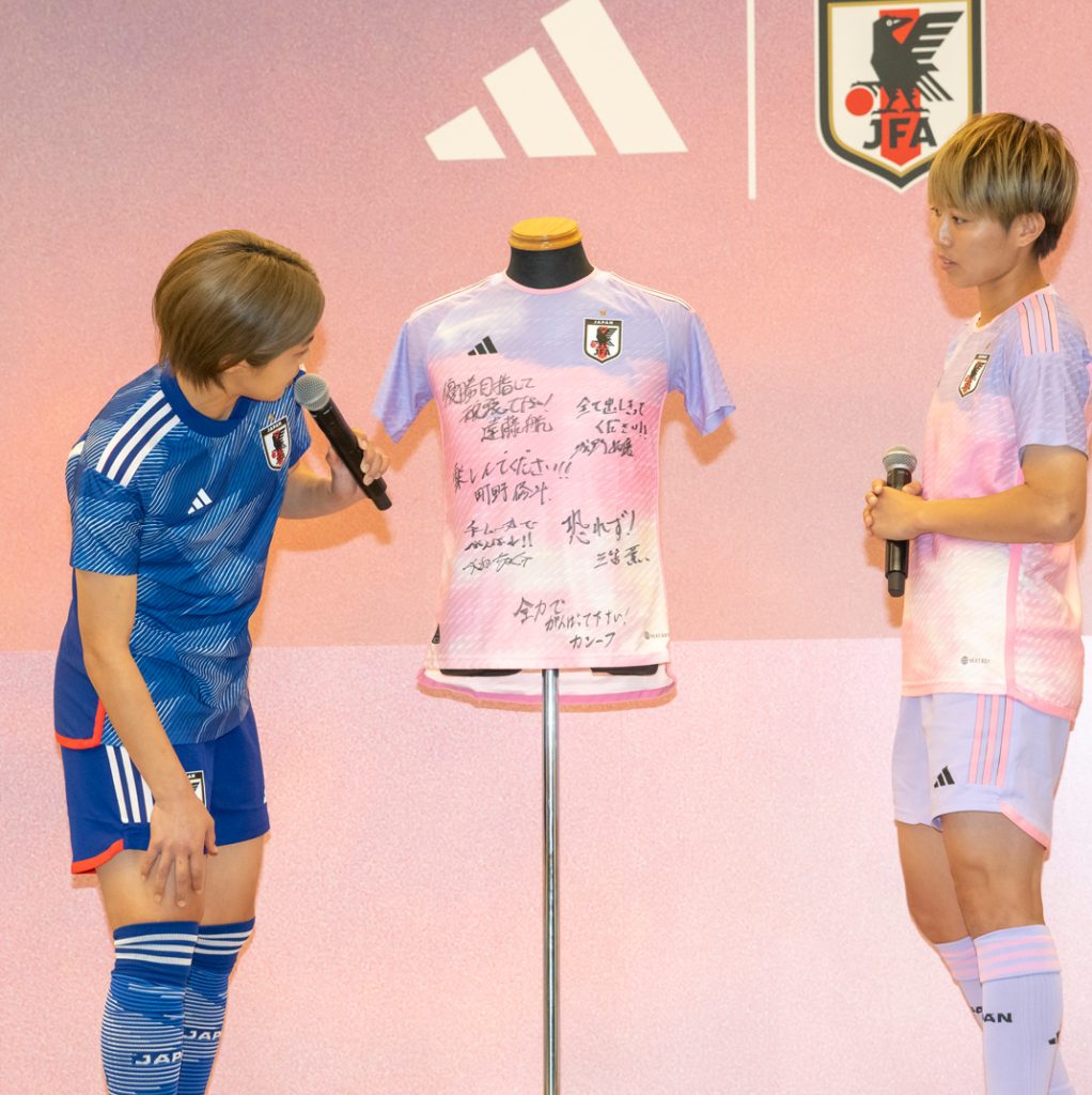 アディダス『サッカー日本女子代表2023ユニフォーム』発表会に出席した小林里歌子選手、植木理子選手