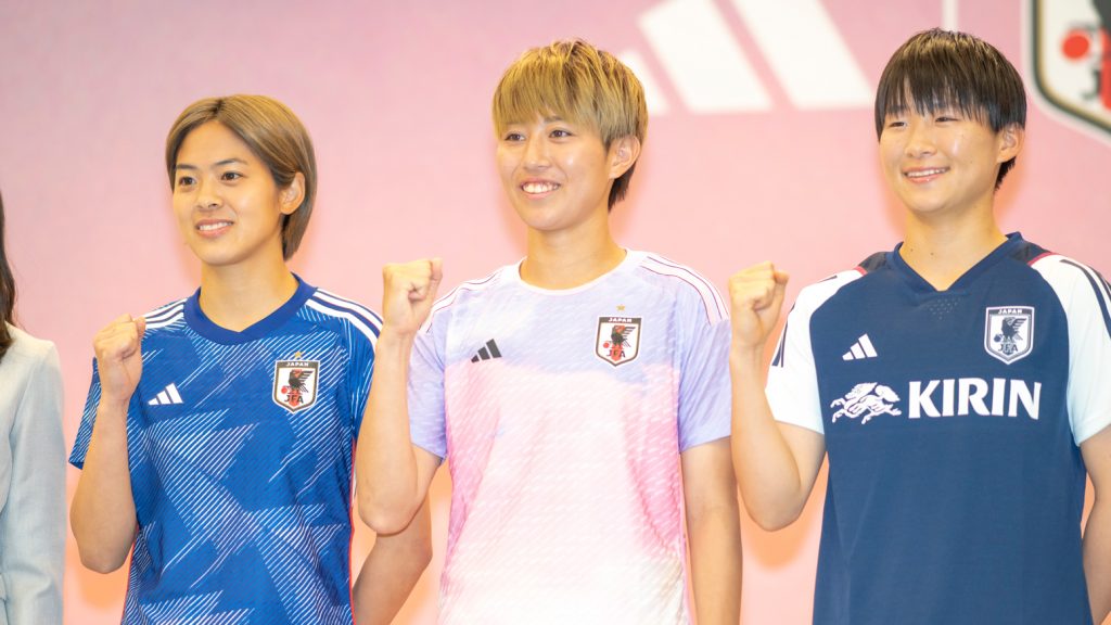 アディダス『サッカー日本女子代表2023ユニフォーム』発表会に出席した小林里歌子選手、植木理子選手、藤野あおば選手