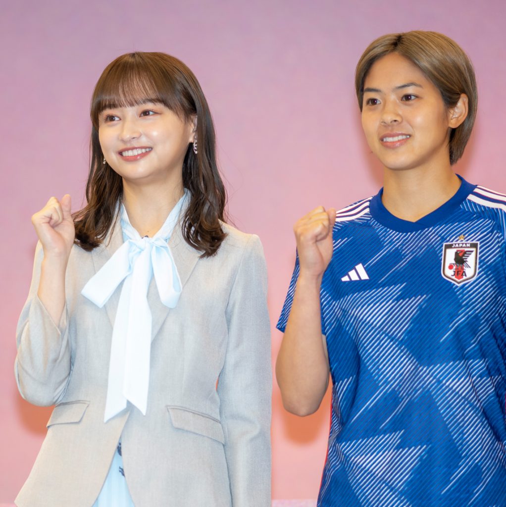 アディダス『サッカー日本女子代表2023ユニフォーム』発表会に出席した日向坂46・影山優佳、小林里歌子選手