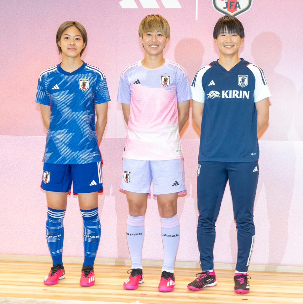 アディダス『サッカー日本女子代表2023ユニフォーム』発表会に出席した小林里歌子選手、植木理子選手、藤野あおば選手