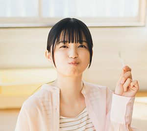 乃木坂46五百城茉央、屈託のない笑顔で「BUBKA5月号」に登場