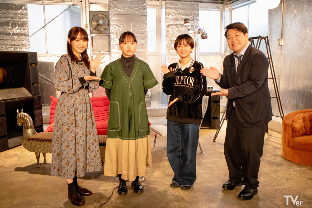 左から菅井友香、藤原麻里菜、ラランド(サーヤ、ニシダ)