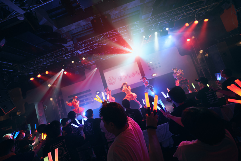 女性アイドルグループ「テンシメシ໒꒱」が、東京・渋谷のduo MUSIC EXCHANGEで中華街ツアーファイナル「我愛×にーじゅー」を開催