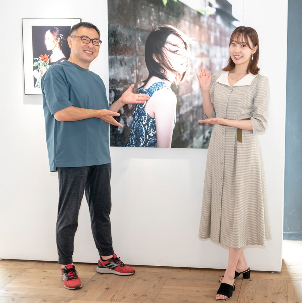写真展『「記憶」の肖像』取材会に出席した藤江れいなと萩原和幸カメラマン