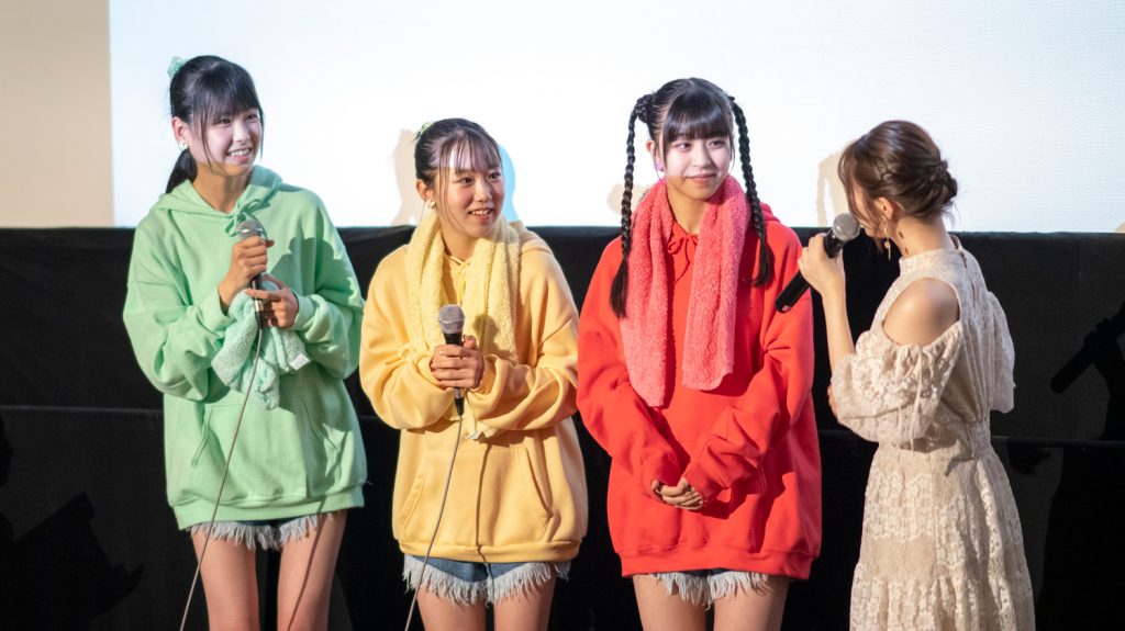 映画「夢叶えるサウナ」完成披露イベントに出席した市川美織と主題歌を担当する「100℃の世界」