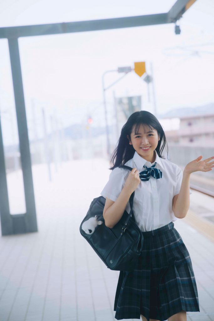 日向坂46上村ひなの1st写真集「そのままで」日向駅で撮影した制服カット