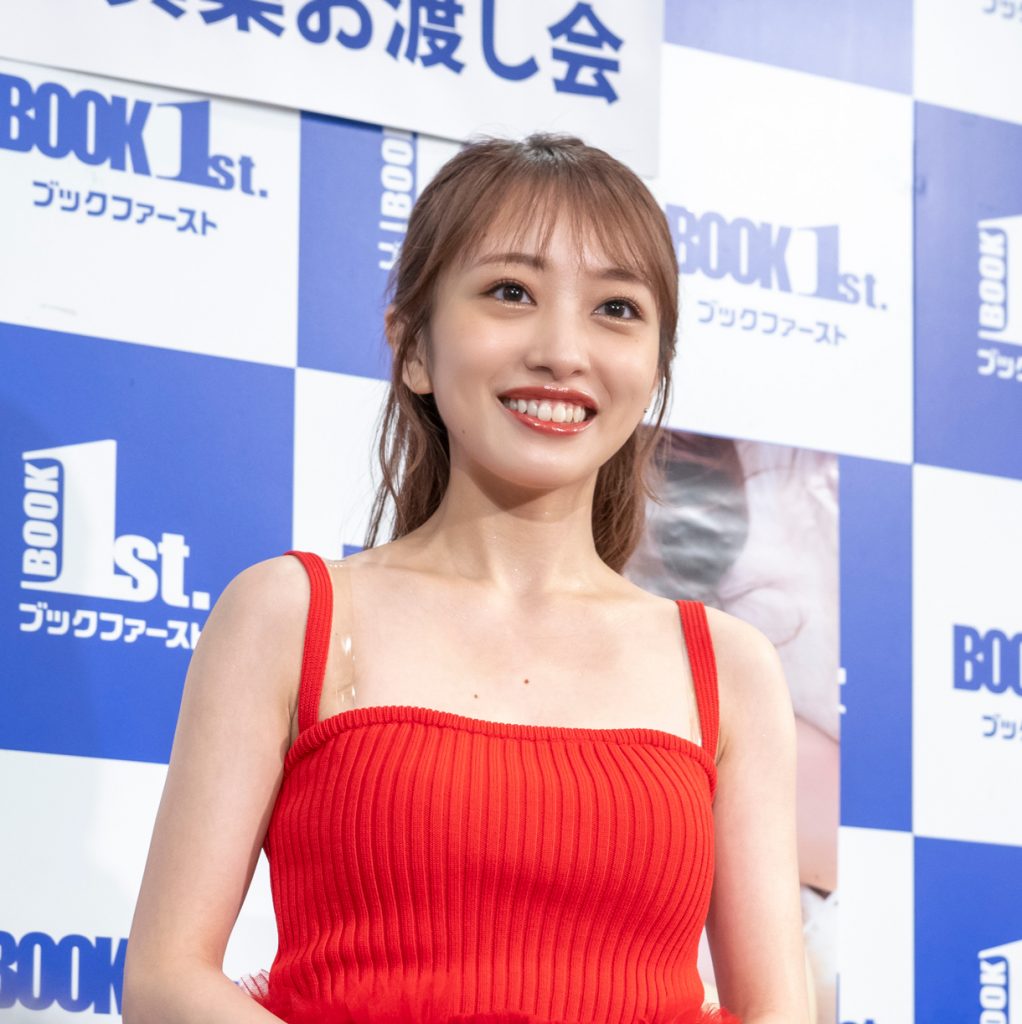 AKB48向井地美音が1st写真集「胸騒ぎの正体」発売記念取材会に出席