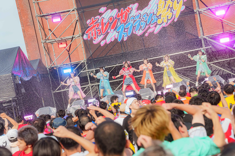 “お祭り系アイドルユニット”FES☆TIVEが「赤レンガ スプラッシュ祭」を開催した／Photo:ポテ ヤマムラ