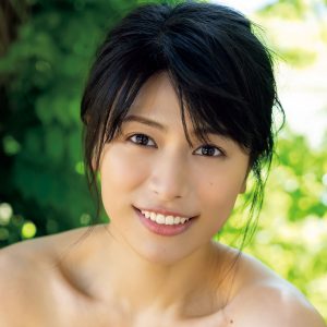 “ウマ娘”声優・春川芽生、1年ぶりのグラビアで癒やし系スマイルを披露