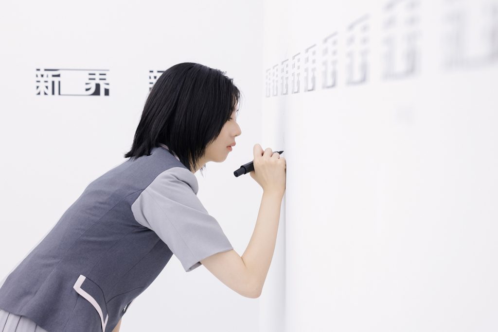 「櫻坂46」初の展覧会「新せ界」を見て回る藤吉夏鈴