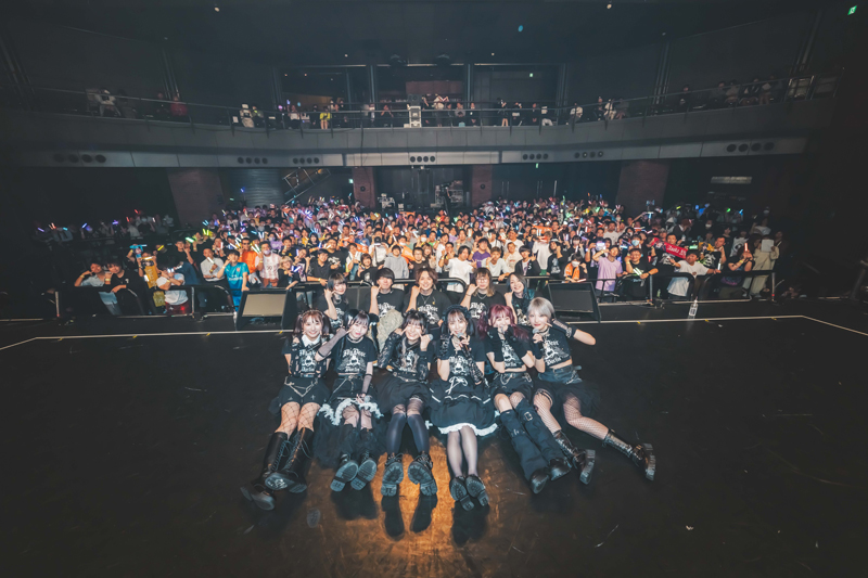 メンバーは全身黒に統一、Tシャツアレンジされたトップスのゴシックロック風の衣装で登場／Photo：ポテ ヤマムラ