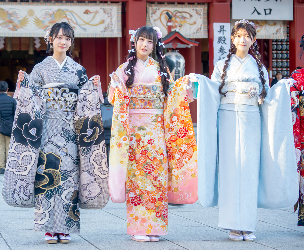 「AKB48 2024年新成人メンバー 二十歳のつどい記念撮影会」に出席した成田香姫奈、佐藤美波、千葉恵里(写真左から)