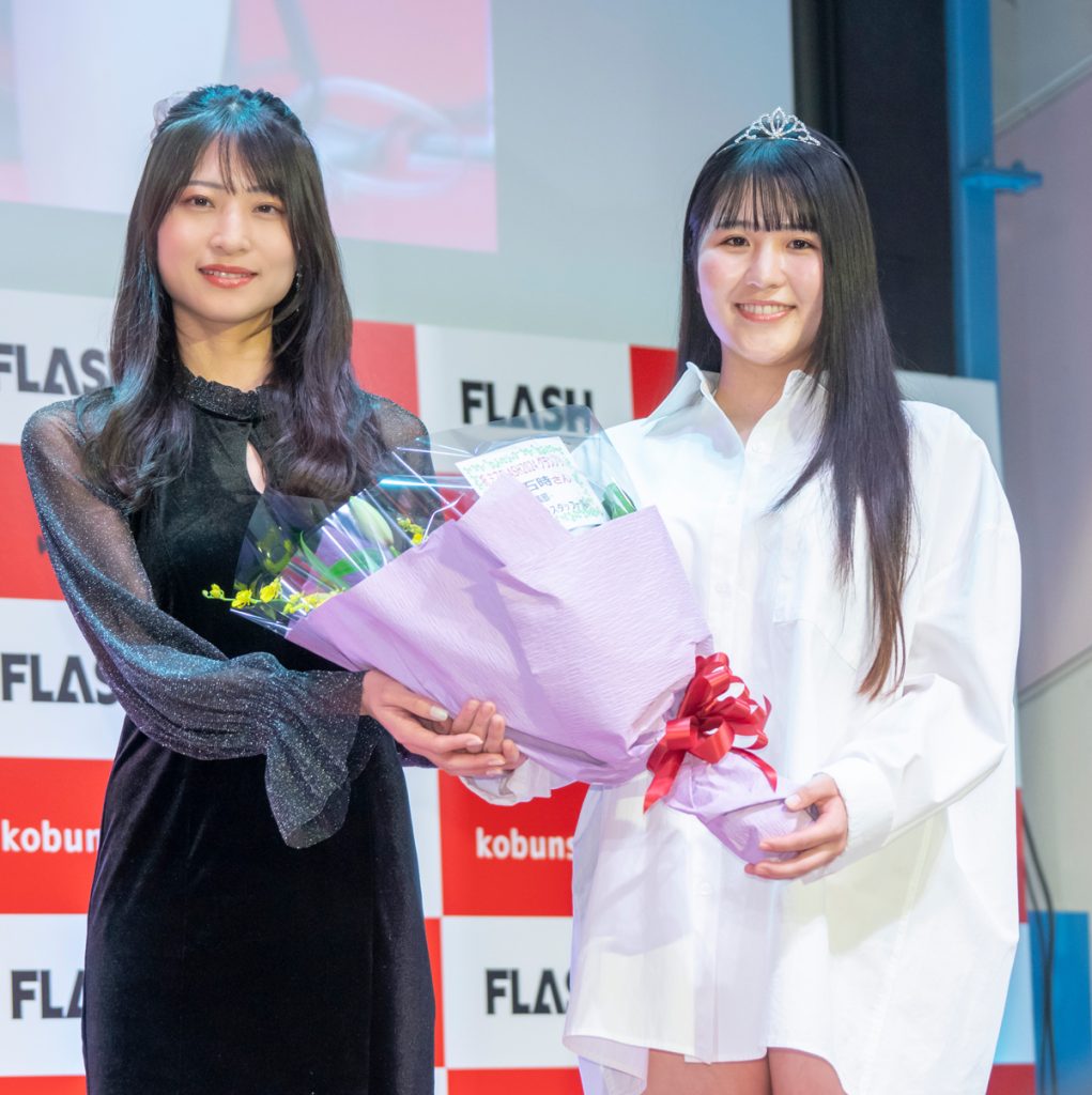 「ミスFLASH2024」グランプリ発表会見に出席した白石時、左はプレゼンターとして登壇した井上晴菜