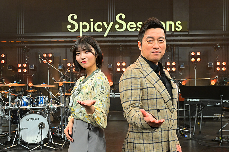 『Spicy Sessions』MCの黒沢 薫(右)と中西アルノ(左)