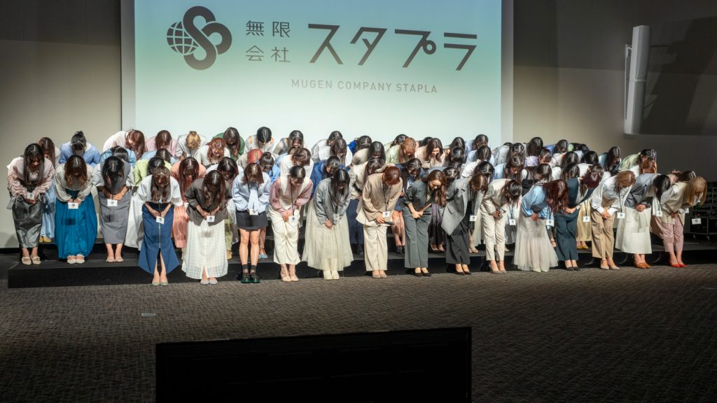 「無限会社スタプラ」発表会に出席した11組69人のアイドルたち