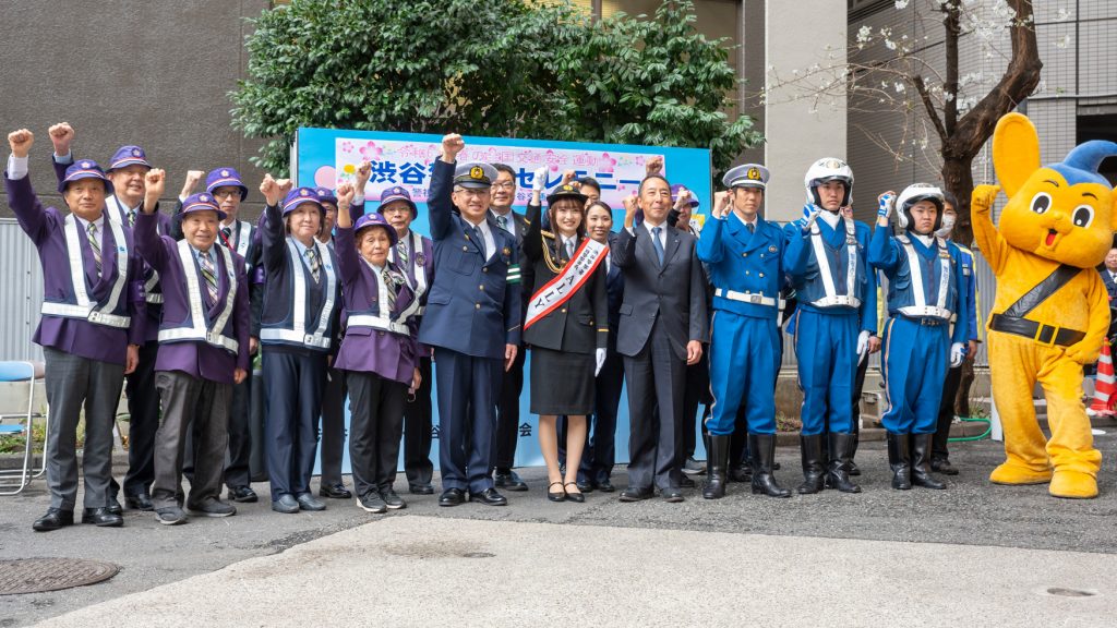 東京・渋谷警察署の「一日警察署長」に就任したWHITE SCORPION・ALLY